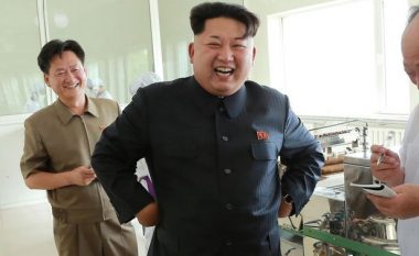 Kim Jong-un ua ndalon qytetarëve të veshin xhinse dhe të bartin piercing