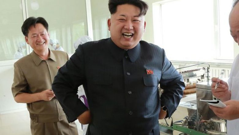 Kim Jong-un ua ndalon qytetarëve të veshin xhinse dhe të bartin piercing