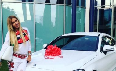 Kush ia bëri dhuratë veturën 40 mijë euroshe Adelina Tahirit? (Foto)