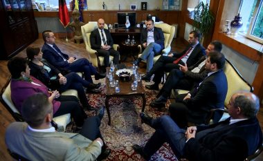 Shpend Ahmeti takoi deputetët serbë të Kuvendit të Kosovës