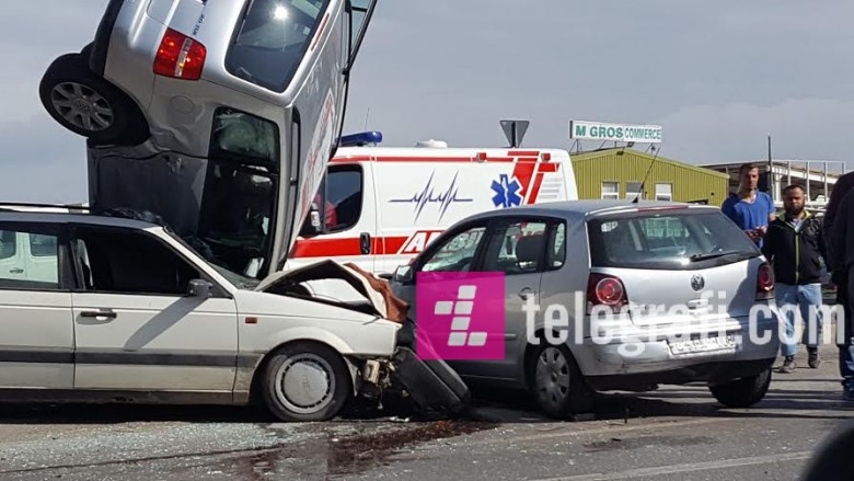 Aksident i rëndë në rrugën Prishtinë-Fushë Kosovë, 10 të lënduar (Foto/Video)