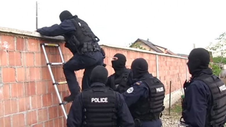 Shikojeni aksionin e policisë për gjetjen e armëve ilegale në Shtime (Video)