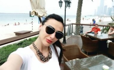 Ami e puthë në buzë ‘sheikun’ shqiptar në Dubai! (Foto)
