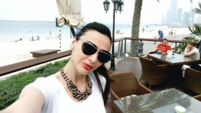 Ami e puthë në buzë ‘sheikun’ shqiptar në Dubai! (Foto)