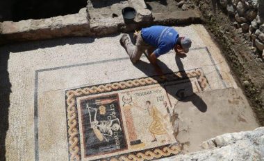 Mozaiku i lashtë i zbuluar në Turqi, shfaq një skelet duke pirë verë (Foto)