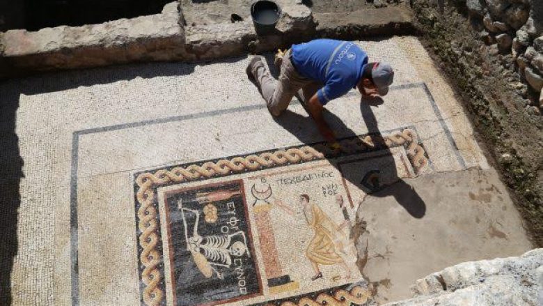 Mozaiku i lashtë i zbuluar në Turqi, shfaq një skelet duke pirë verë (Foto)