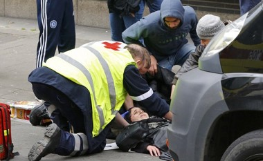 Anti-islamikët belgë shkelin me veturë një grua të mbuluar (Foto/Video)