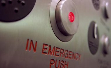 Seks në lift: Mos u rrëmbeni, se bëheni horë! (Video)