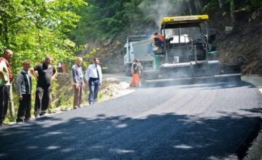 Lutfi Zharku ia qon asfaltin te dera nënkryetarit të Kaçanikut
