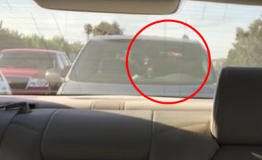 Çifti shfrytëzojnë bllokimin e trafikut, bëjnë seks në veturë (Video,+18)