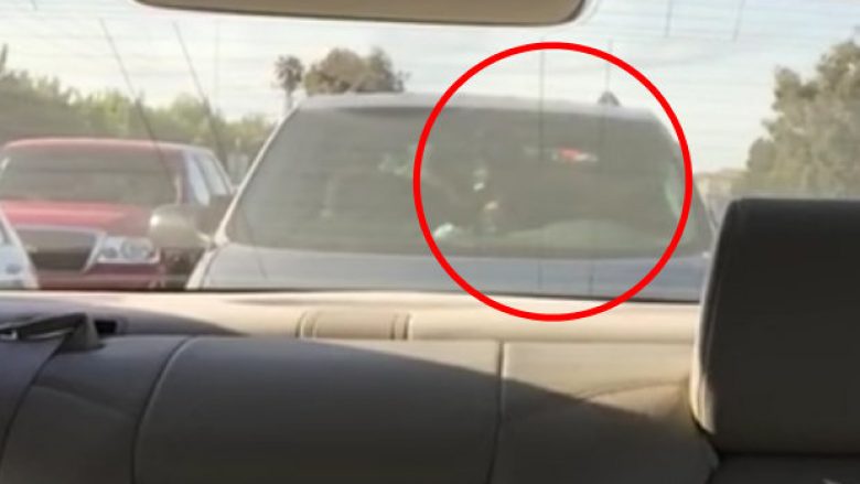 Çifti shfrytëzojnë bllokimin e trafikut, bëjnë seks në veturë (Video,+18)