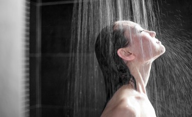 Të mirat shëndetësore që i sjell dushi i nxehtë