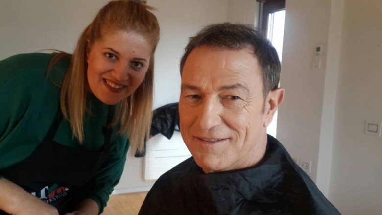 De Biasi ndryshon ‘look’ në Shqipëri, ja sekreti i flokëve të tij (Foto)