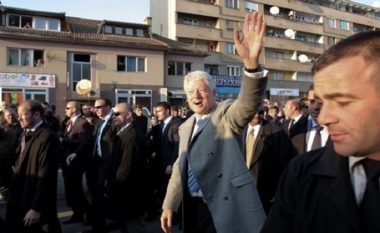 Bill Clinton: Zoti i bekoftë shqiptarët!