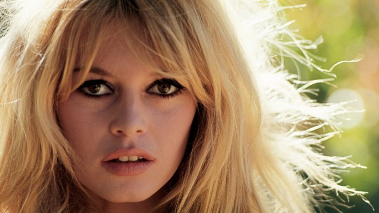 Truku francez: Si t’i bëni buzët të plota si të Brigitte Bardot (video)