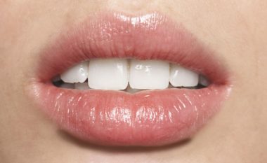 Çfarë nënkuptojnë buzët e plasaritura?