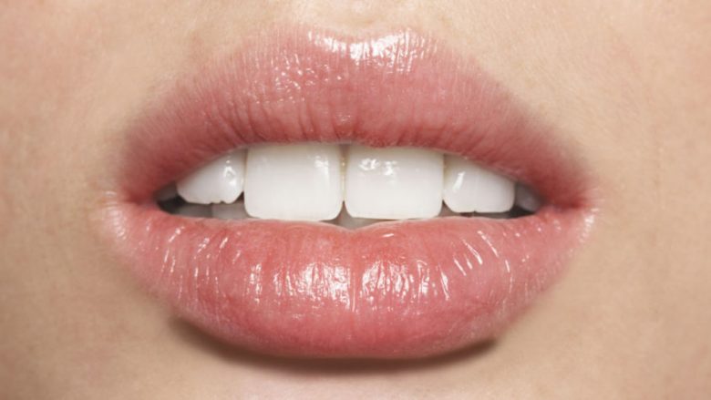 Çfarë nënkuptojnë buzët e plasaritura?