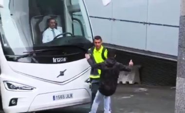 CR7 befasohet nga një tifoz teksa hyn në autobus, por si reagon portugezi (Video)