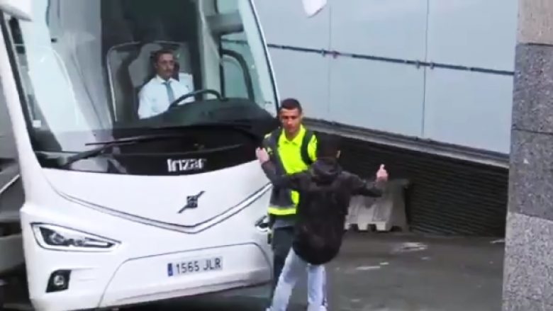 CR7 befasohet nga një tifoz teksa hyn në autobus, por si reagon portugezi (Video)