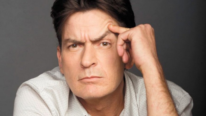 Shokon Charlie Sheen, ofron 20 mijë dollarë për vrasjen e të fejuarës