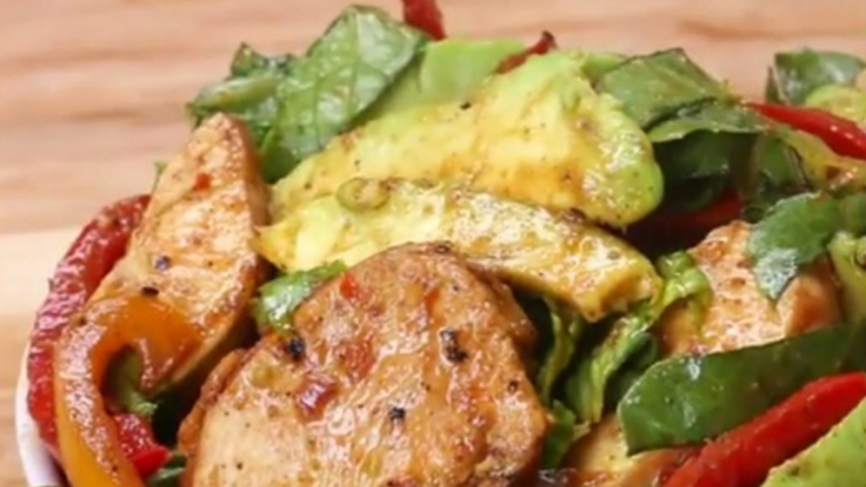 Sallatë fenomenale me mish pule, vetëm për 10 minuta (video)