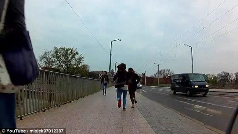 Çiklisti përplasi plaçkitëset, që ia vodhën çantën adoleshentes (Video)