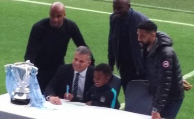 Djali i Emile Heskey nënshkruan me Man Cityn në prani të yjeve të klubit (Foto)