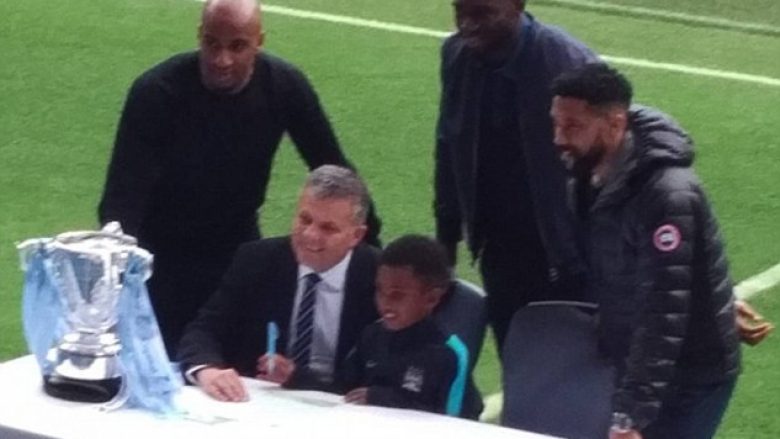 Djali i Emile Heskey nënshkruan me Man Cityn në prani të yjeve të klubit (Foto)