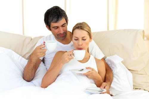 couple-coffee-bed-125752021