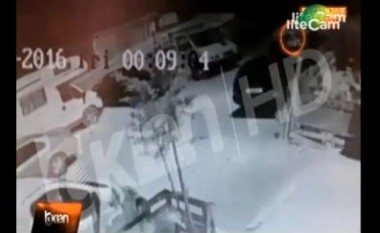 Momenti kur 23-vjeçarja u vuri flakën katër makinave të babait të ish-të dashurit (Video)