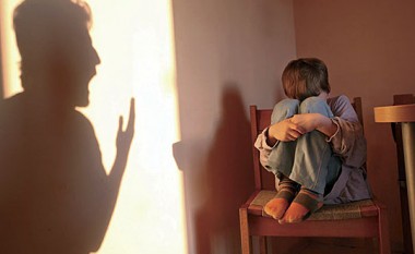 Prindërit vazhdojnë t’i rrahin fëmijët (Video)