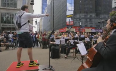 Kur orkestra është profesionale, e dirigjenti amator (Video)