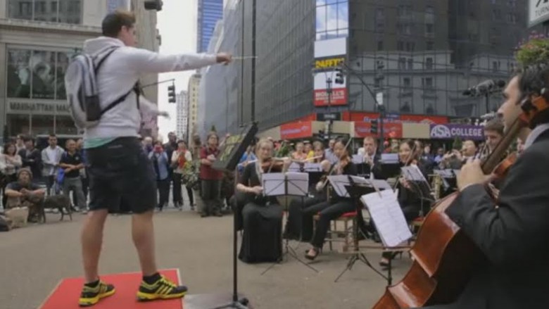 Kur orkestra është profesionale, e dirigjenti amator (Video)