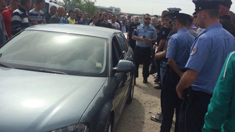 Aksion për verifikimin e automjeteve në treg, tregtarët protestojnë (Video)