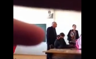 Kamerat po përdoren më shumë se librat: Dhunë e piskamë nëpër shkolla të Kosovës (Video)