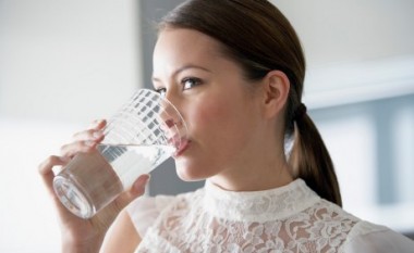 Gjashtë gjëra që i ndodhin trupit tuaj kur pini ujë të nxehtë çdo mëngjes