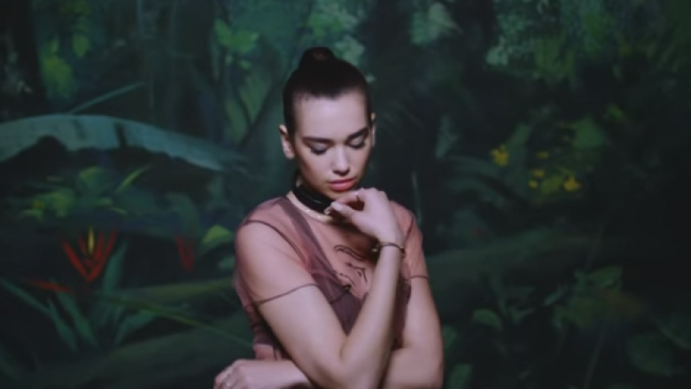 Edhe Dua Lipa pushtohet nga trendi i fundit (Foto/Video)