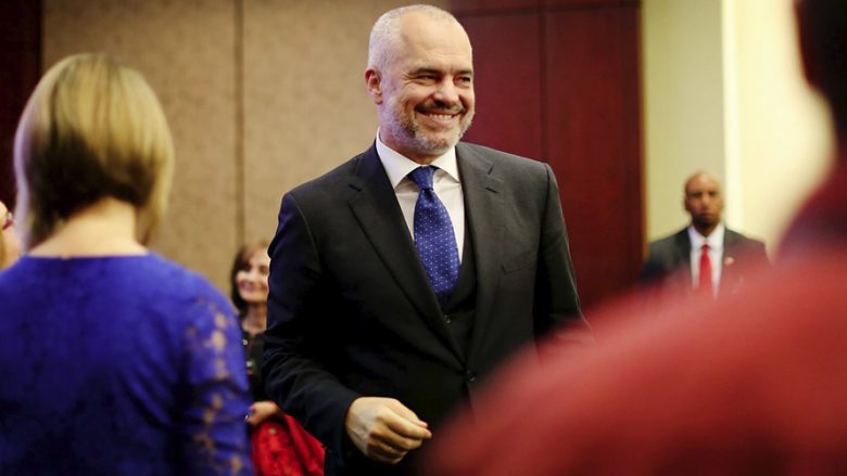 Cilën femër nuk mund ta refuzojë Edi Rama? (Video)