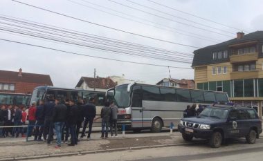 Nxënësit e Podujevës tentojnë të shkojnë në ekskursion pa leje të Drejtorisë së Arsimit