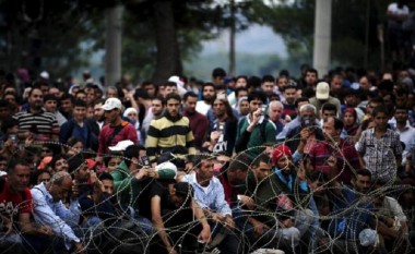 Kështu u falën emigrantët në kampin e përkohshëm në Maqedoni (Foto)