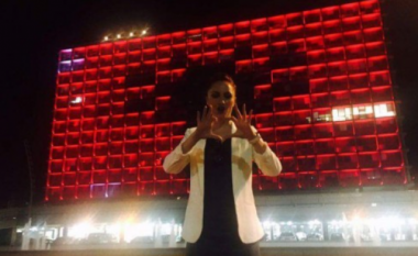 Këngëtarët e Eurosongut pozojnë me flamurin shqiptar (Foto)