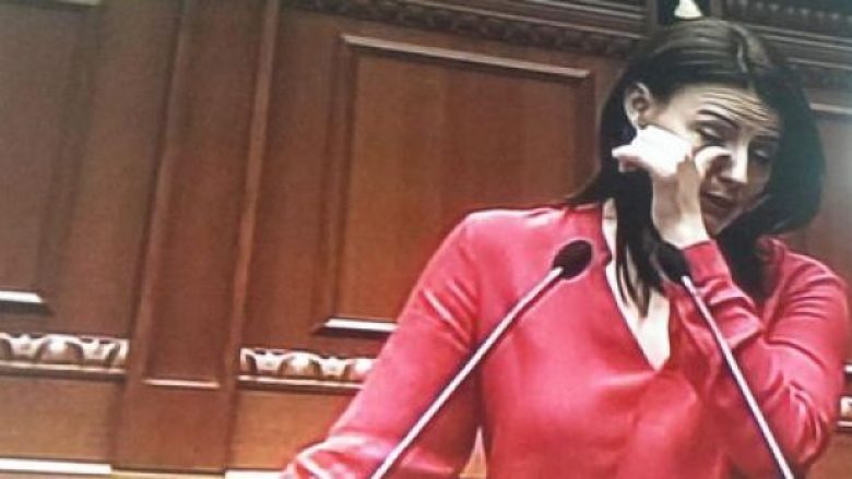 Ermira Mehmeti përlotet në Parlamentin shqiptar deri sa flet për skandalin e përgjimit (Video)