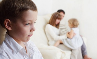 Zhgënjimi i prindërve ndikon më fuqishëm te fëmijët se piskama