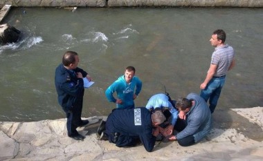 Policia e shpëton fëmijën 3-vjeçar që kishte rënë në lumin Llap