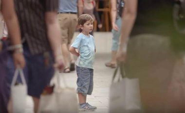 Eksperiment social: Njerëzit indiferentë, ndaj fëmijëve të ‘humbur’ në rrugë (Video)