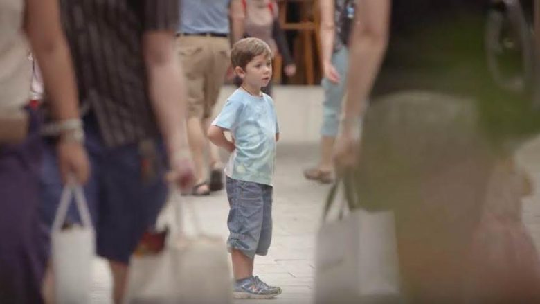 Eksperiment social: Njerëzit indiferentë, ndaj fëmijëve të ‘humbur’ në rrugë (Video)