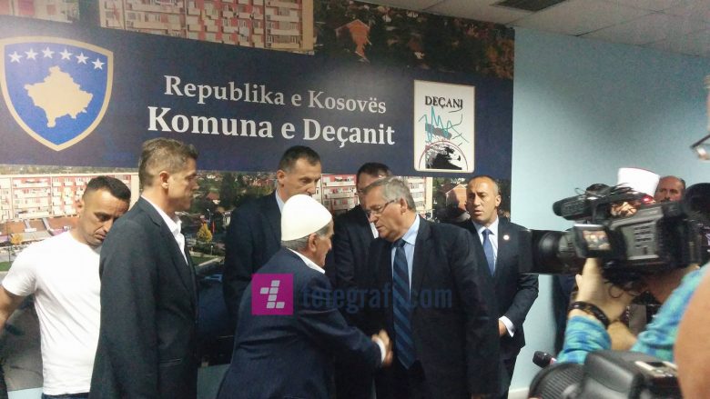 Në Deçan familjes Gjikolli iu shtri dora e pajtimit – Haradinaj tha se falja është hyjnore (Foto)