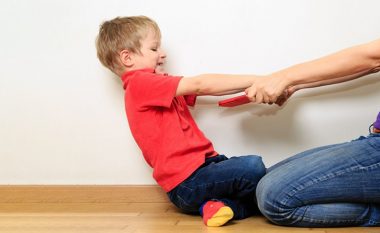 Si t’i bëni fëmijët të luajnë më shumë jashtë shtëpisë: Udhërrëfyes i lojërave dhe aktiviteteve