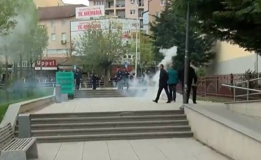 Për të dytën herë gaz lotsjellës afër Qeverisë (Foto/Video)