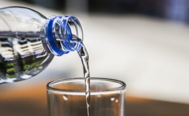 Si ta dini nëse jeni duke konsumuar mjaftueshëm ujë?!